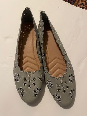 Marshalls Gray Floral Cutout Ballet Flats with Scalloped Edges